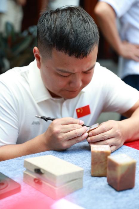 奥运冠军在张家界体验刻章与书画举重大力士专