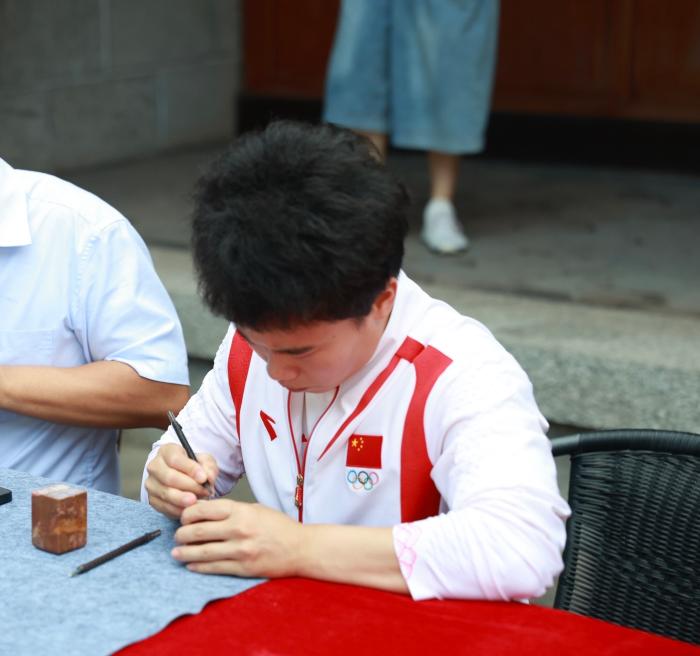 奥运冠军在张家界体验刻章与书画举重大力士专