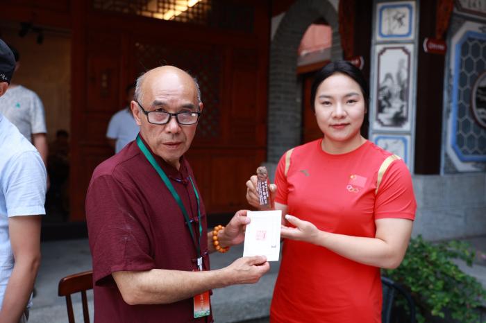 奥运冠军在张家界体验刻章与书画举重大力士专