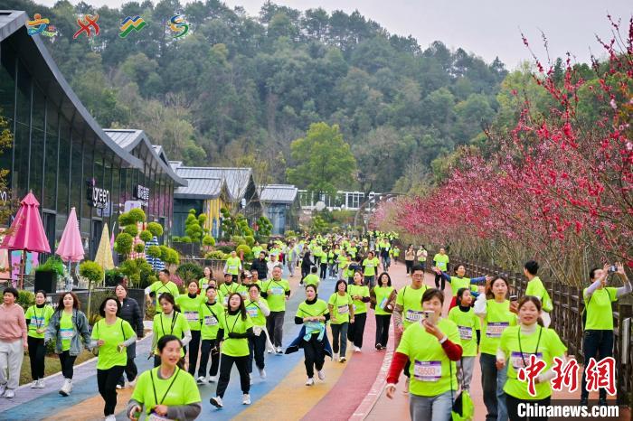 2025全国和美乡村健康跑婺源开跑 5500人共绘乡村