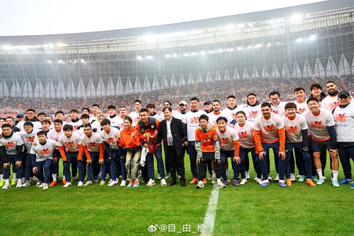 中国女篮力克日本队挺进决赛，王思雨关键三分