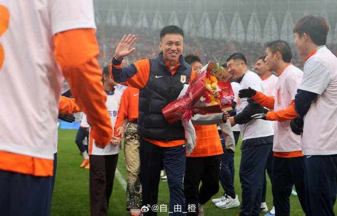 中国女篮力克日本队挺进决赛，王思雨关键三分