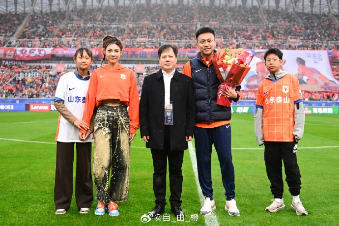 中国女篮力克日本队挺进决赛，王思雨关键三分