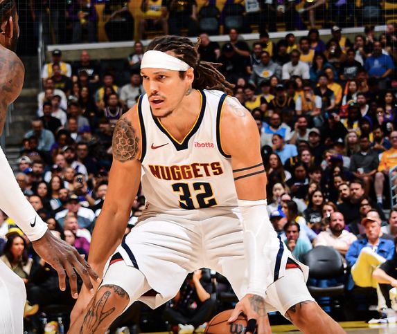 湖人开局三分雨压制掘金 东契奇约基奇激烈对决