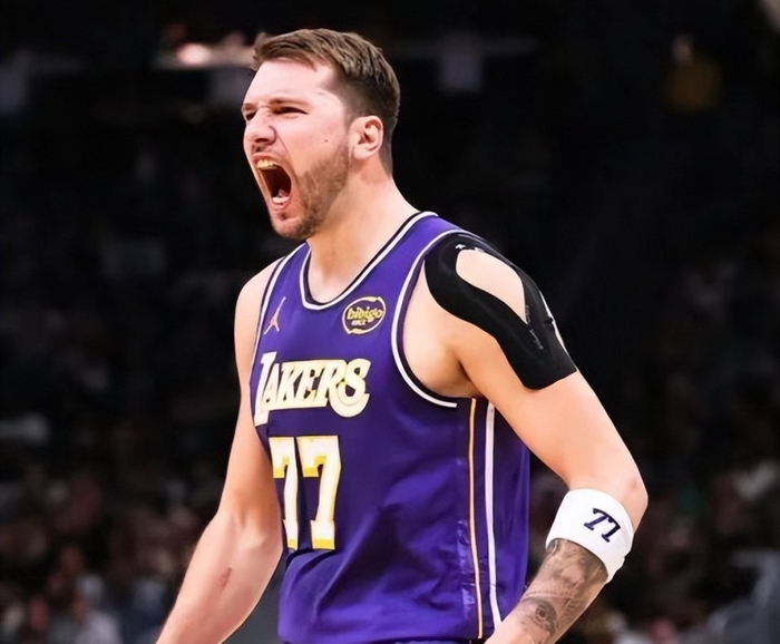 绿军双探花狂砍62分掀翻勇士 东契奇40分创历史最