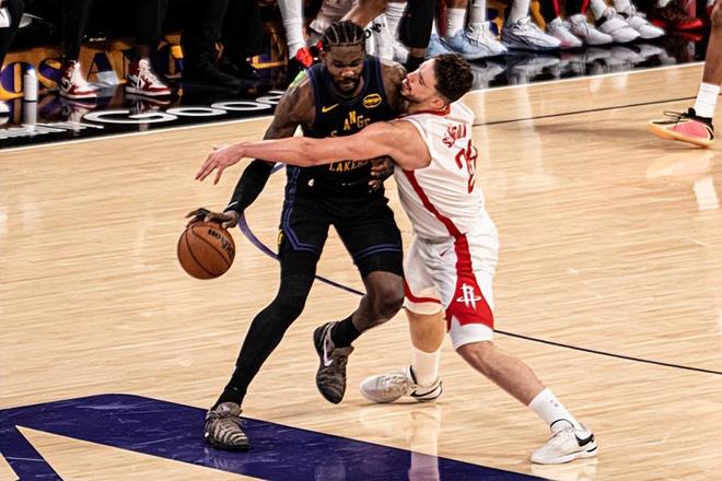 湖人两连胜扩大优势 艾顿表现低迷引担忧