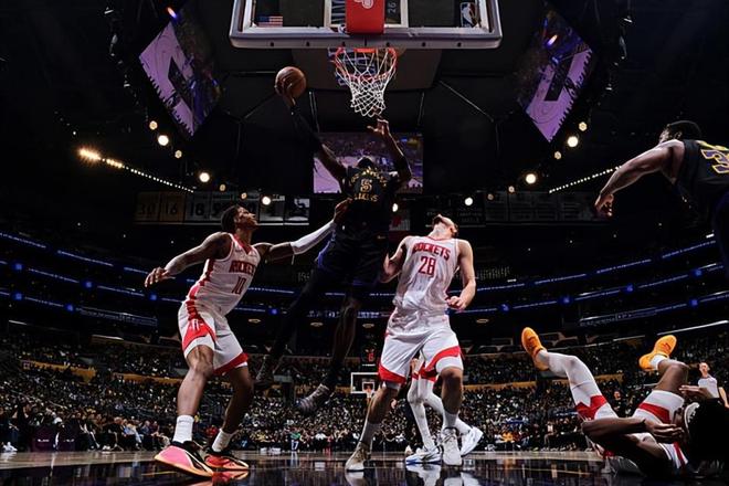 湖人两连胜扩大优势 艾顿表现低迷引担忧